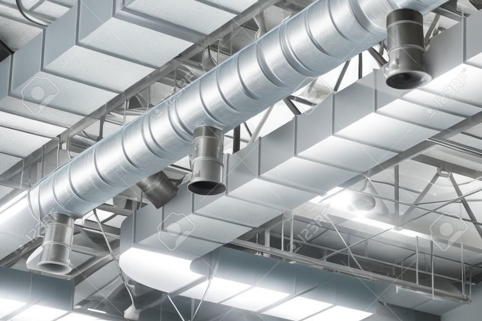 HVAC Duct Limpeza, tubos de ventilação em material de isolamento de prata pendurado no teto dentro de um novo edifício.