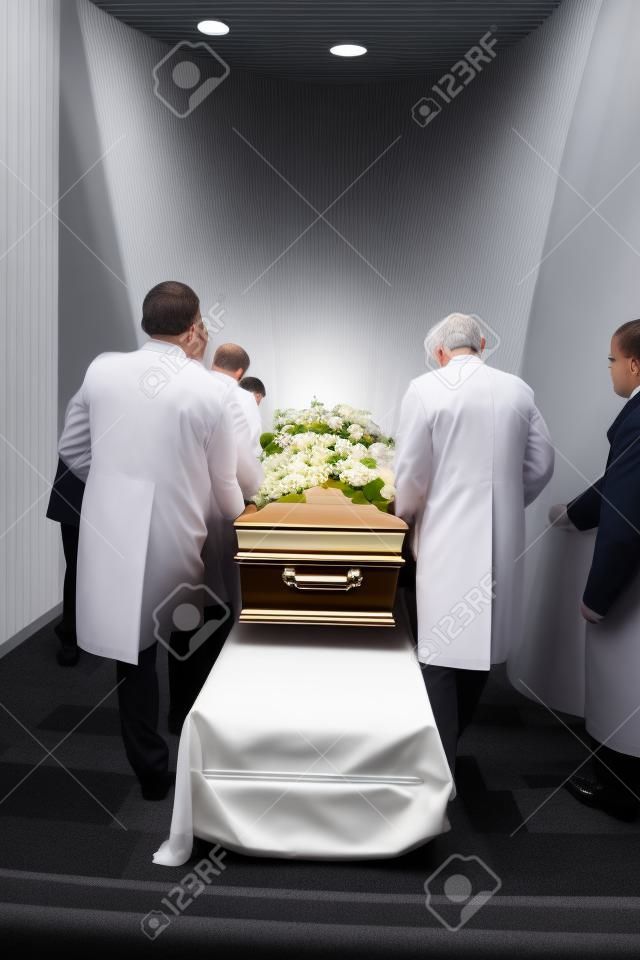 Pogrzebowe pracownicy domu przygotowuje trumnÄ™ dla usÅ‚ugi pogrzebowego