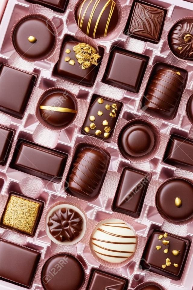 Chocolats de luxe dans diverses formes et saveurs dans une boîte cadeau