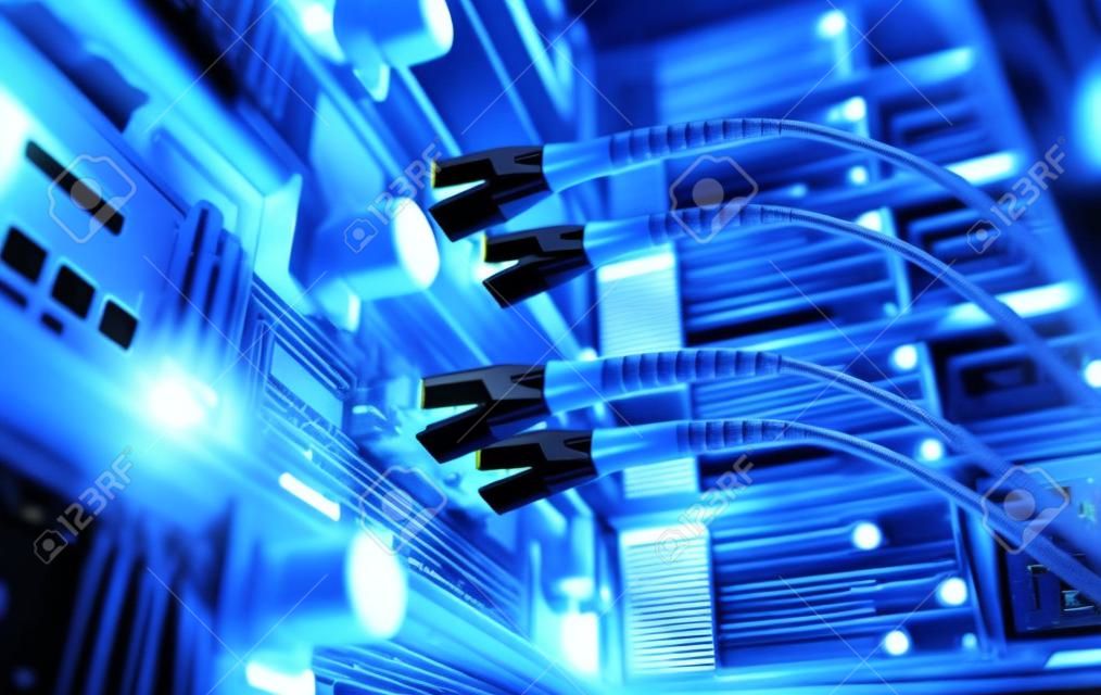 Connexion optique. câbles branchés sur le serveur réseau.