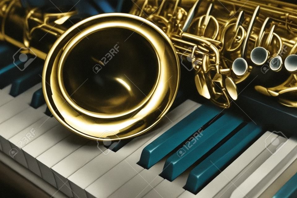 Fragment du saxophone allongé sur les touches du piano