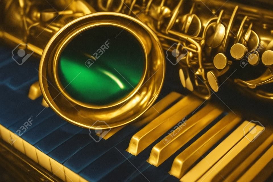 Fragmento do saxofone deitado nas teclas do piano