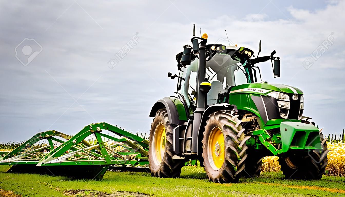 Ein moderner grüner Traktor bereitet mit Hilfe von Geräten und dem Einsatz von GPS für die Präzisionslandwirtschaft auf den Feldern landwirtschaftliche Flächen mit einem besäten Feld für das nächste Jahr vor.