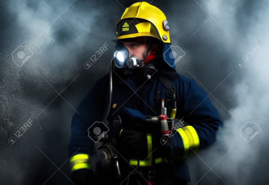 Ein Feuerwehrmann in einer Uniform in einem Studio gekleidet