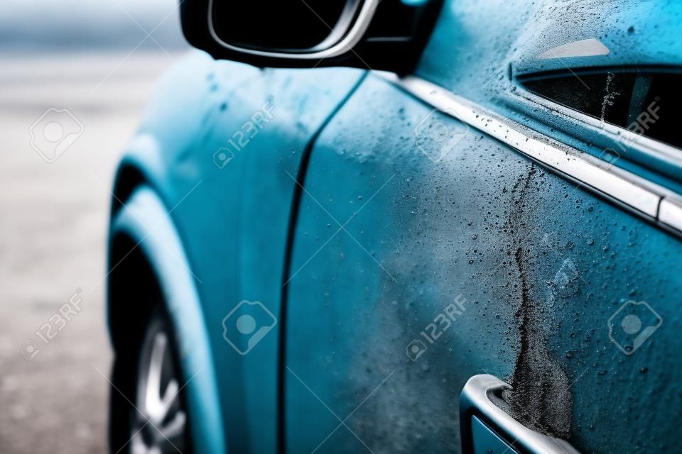 Closeup photo shoot de carros sujos espelho, porta e janela, respingo e textura de lama no carro de prata.