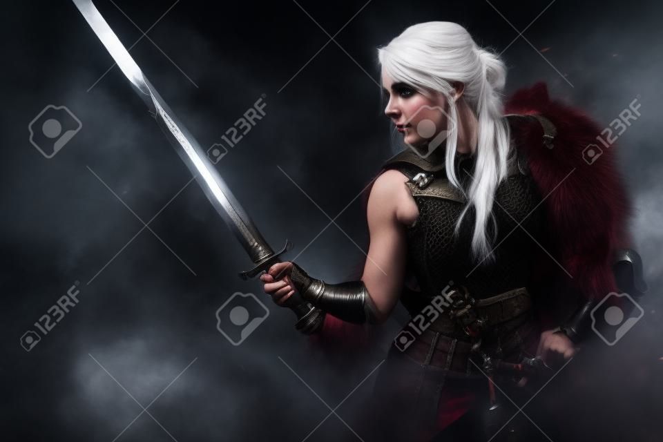Fantasy-Frauenkriegerin, die Kürass und Pelz trägt und eine Schwertscheide für einen Kampf bereit hält. Fantasiemode. Cosplayerin als Ciri aus The Witcher. Studiofotografie