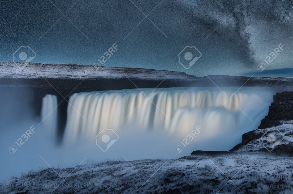 Dettifoss to najpotężniejszy wodospad na Islandii w całej Europie. Znajduje się w Park Narodowy Jokulsargljufur northeasten Islandii na rzece Jökulsá Fjöllum. Długa ekspozycja po zachodzie słońca o północy.
