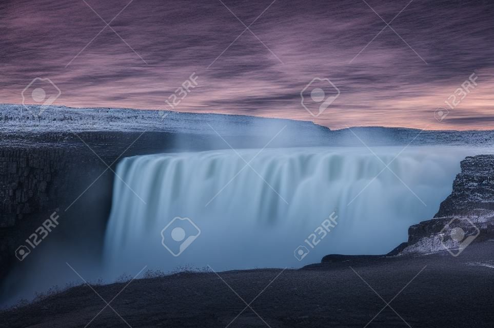 Dettifoss to najpotężniejszy wodospad na Islandii w całej Europie. Znajduje się w Park Narodowy Jokulsargljufur northeasten Islandii na rzece Jökulsá Fjöllum. Długa ekspozycja po zachodzie słońca o północy.