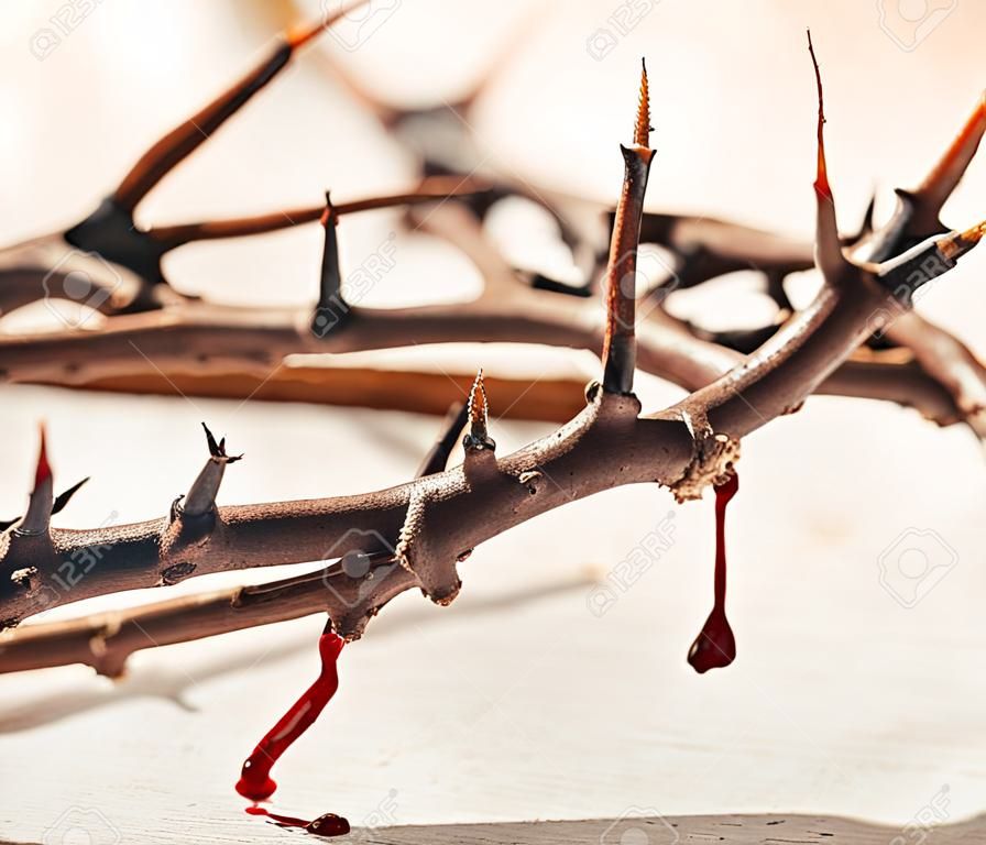 Couronne d'épines avec des gouttes de sang. concept chrétien de la souffrance.