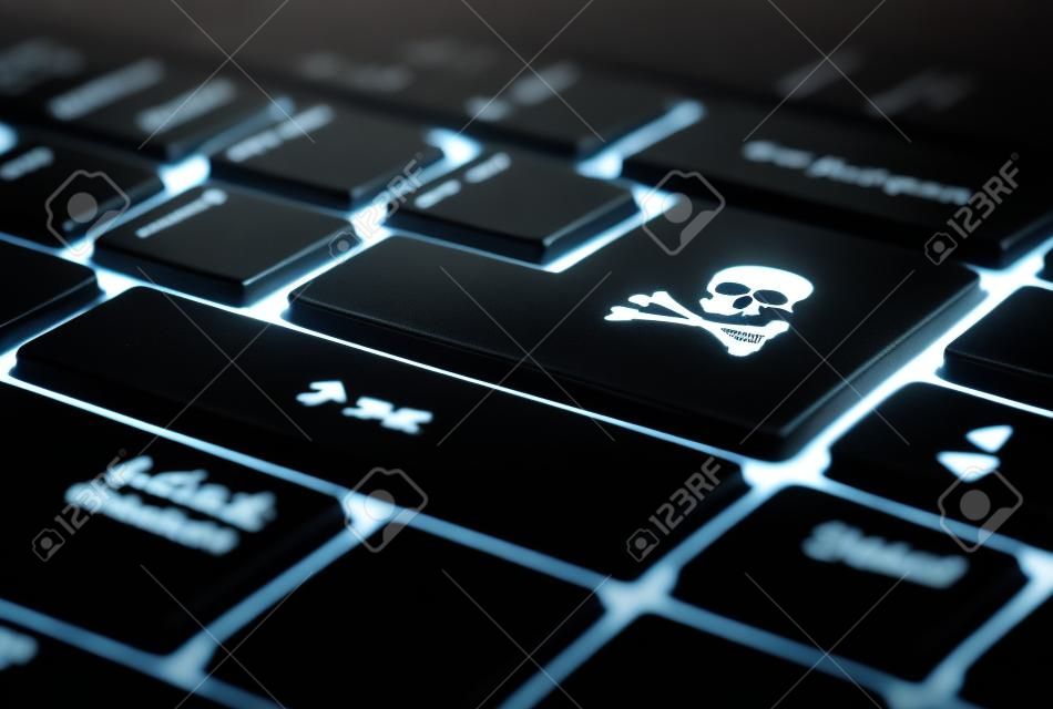 teclado preto com hacker chave, crânio.