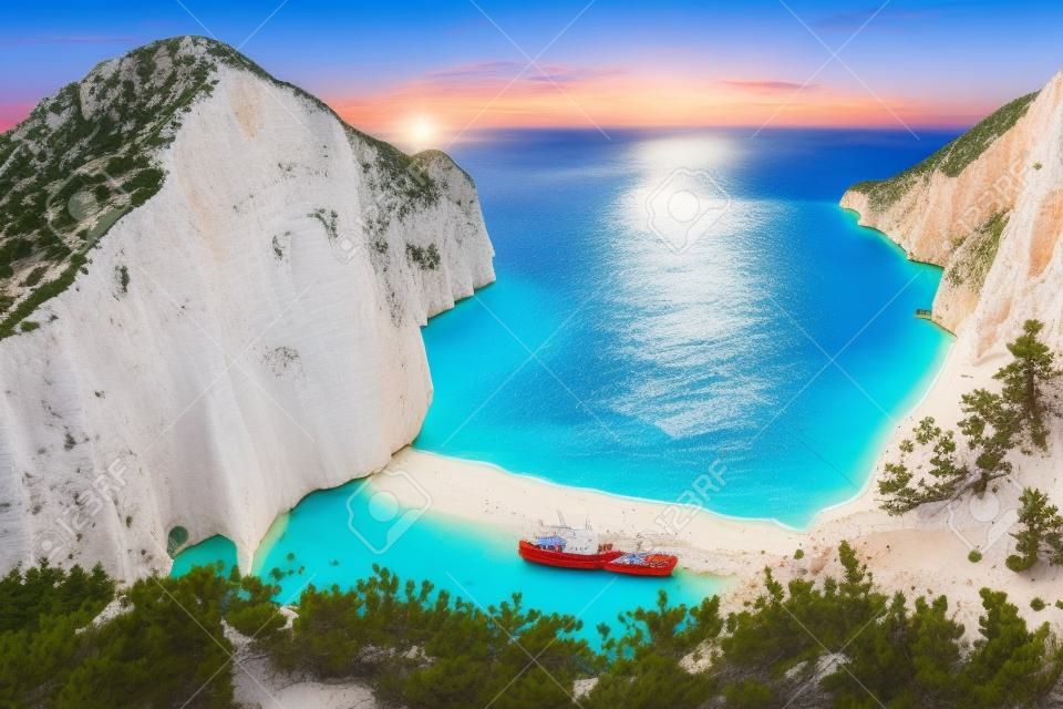 Navagio plajı veya Shipwreck koyu, turkuaz su ve beyaz çakıl plajıyla. Ünlü dönüm noktası konumu. Zakynthos adasının havai manzarası, Yunanistan