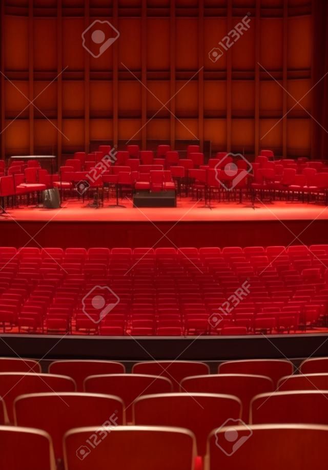 Senfoni orkestrası için sahne seti bulunan boş konser salonu