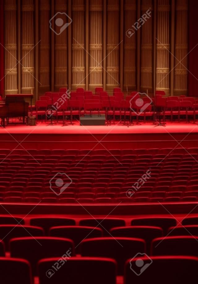 Senfoni orkestrası için sahne seti bulunan boş konser salonu