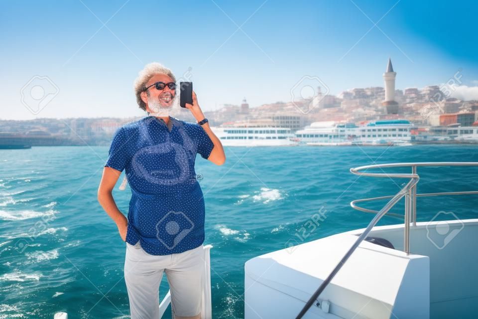 Glücklicher Mann, der das Meer von der Fähre aus genießt, die den Bosporus in Istanbul überquert, Sommerreise nach Istanbul