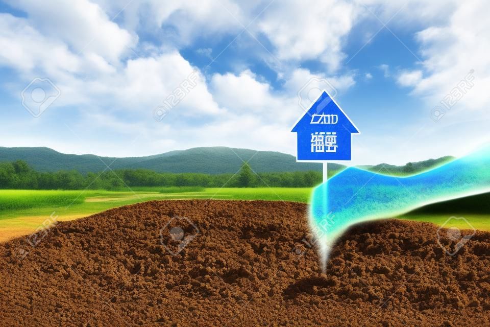 Leerer trockener, rissiger Sumpfregenerierungsboden, Grundstück für Wohnbauprojekt mit Autoreifendruck in ländlicher Umgebung und schöner blauer Himmel mit Frischluft