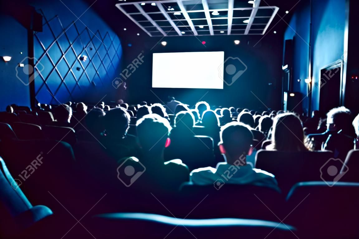 Les gens au cinéma regardent un film