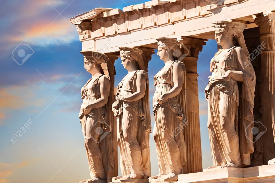 ギリシャ、アテネの色鮮やかな夕日を眺めるアクロポリスのカリアティードポーチの詳細。古代のErechtheionまたはErechtheum寺院。アクロポリスヒルの世界的に有名なランドマーク