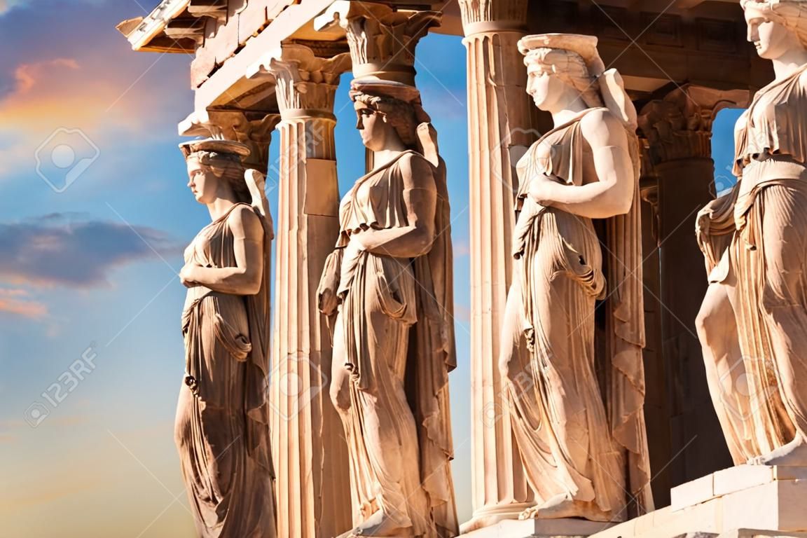 Szczegóły ganku kariatydy na akropolu podczas kolorowego zachodu słońca w atenach, grecja. starożytna świątynia erechtejon lub erechtejon. światowej sławy punkt orientacyjny na wzgórzu akropolu