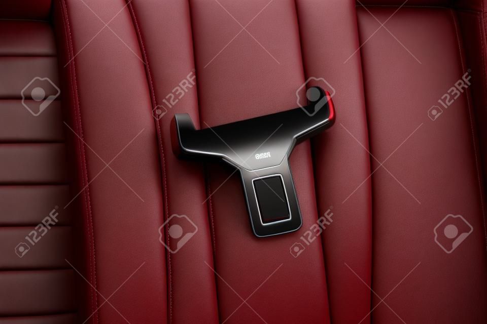 Moderne Sportwagen Interieur roten Gürtel auf schwarzem Leder Stuhl