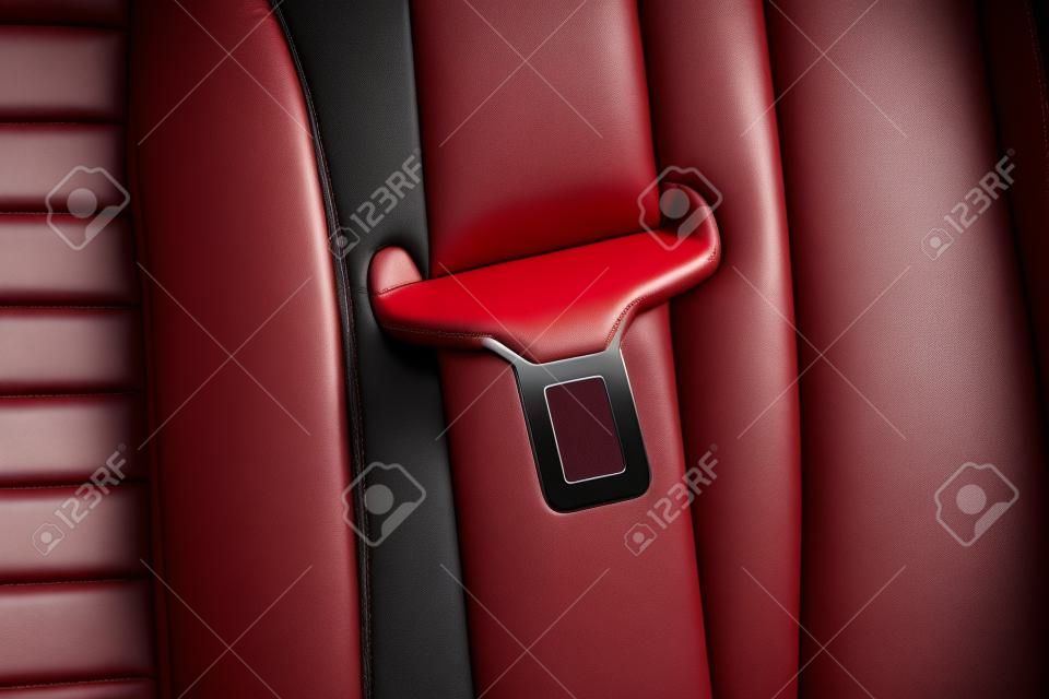 Moderne Sportwagen Interieur roten Gürtel auf schwarzem Leder Stuhl