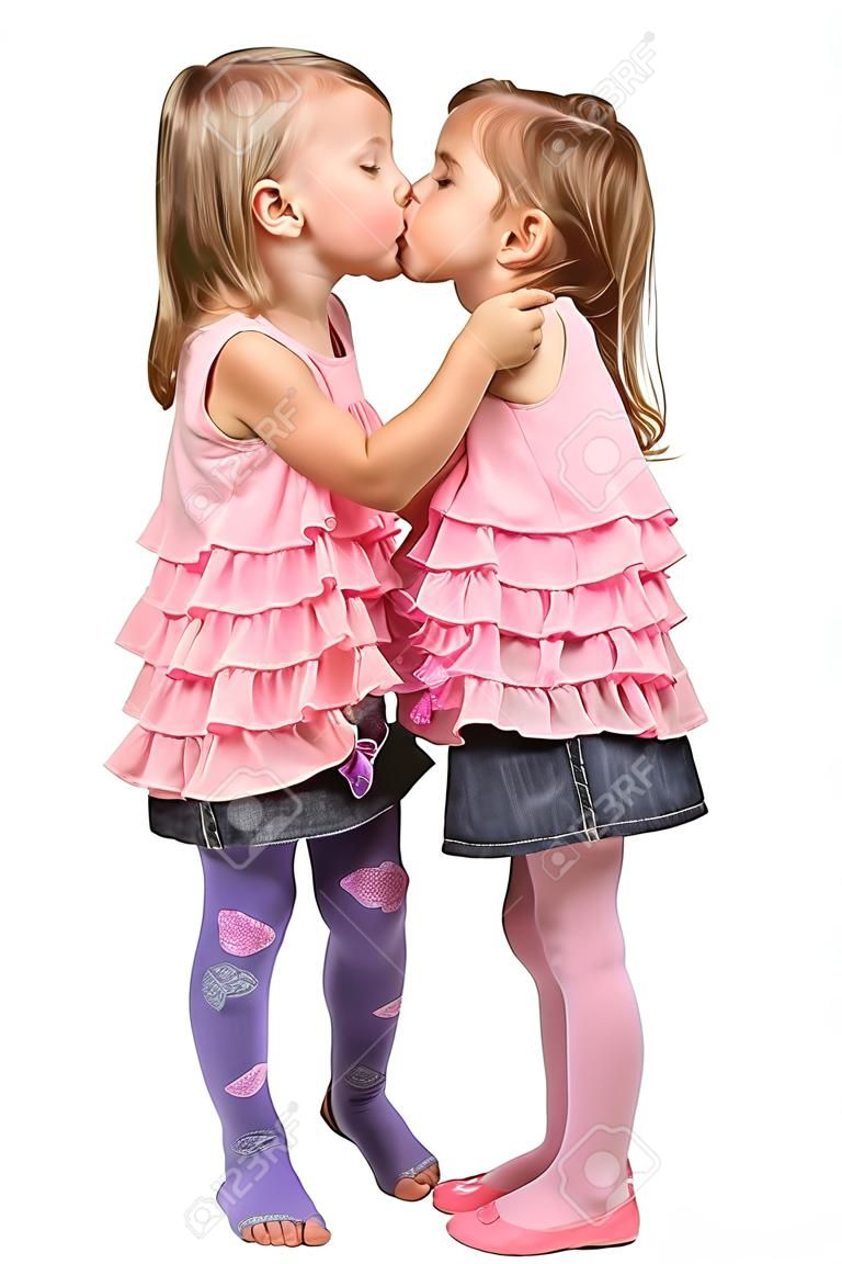 Due bambine che si baciano. Isolato su bianco