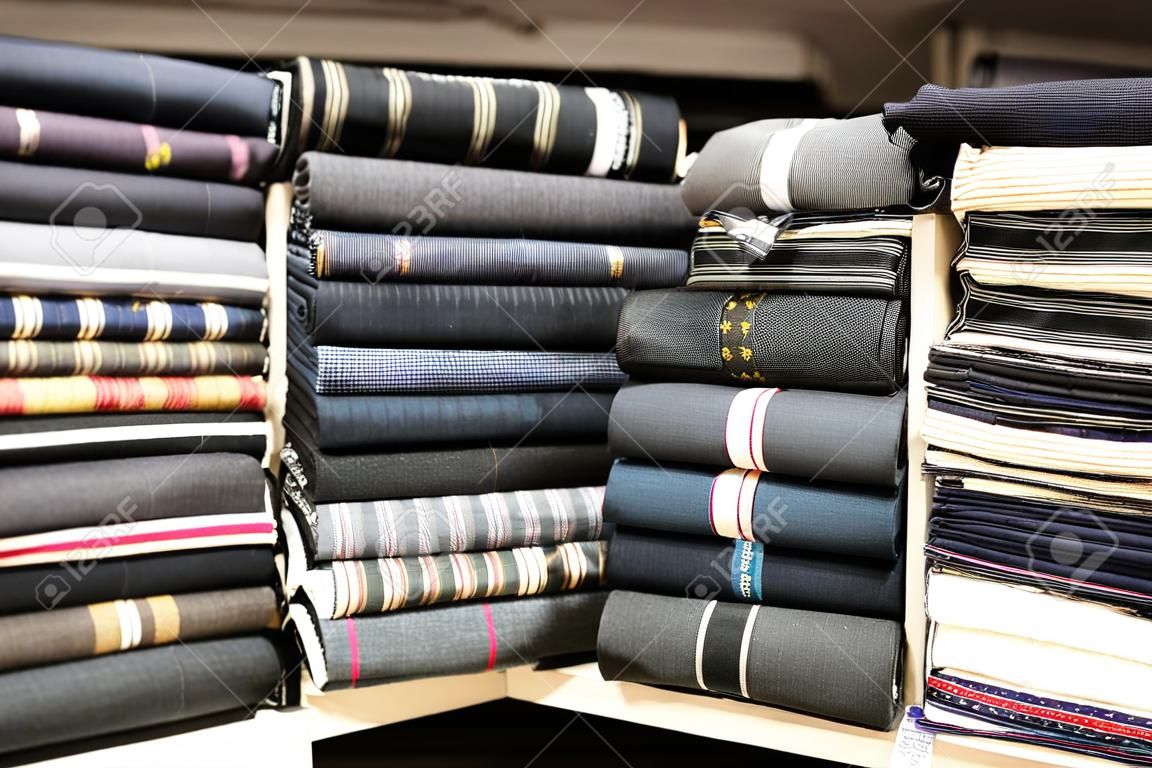 在工厂店或商店或商场多不同面料的男士正式西装市场上的工业织物面料和纺织品卷