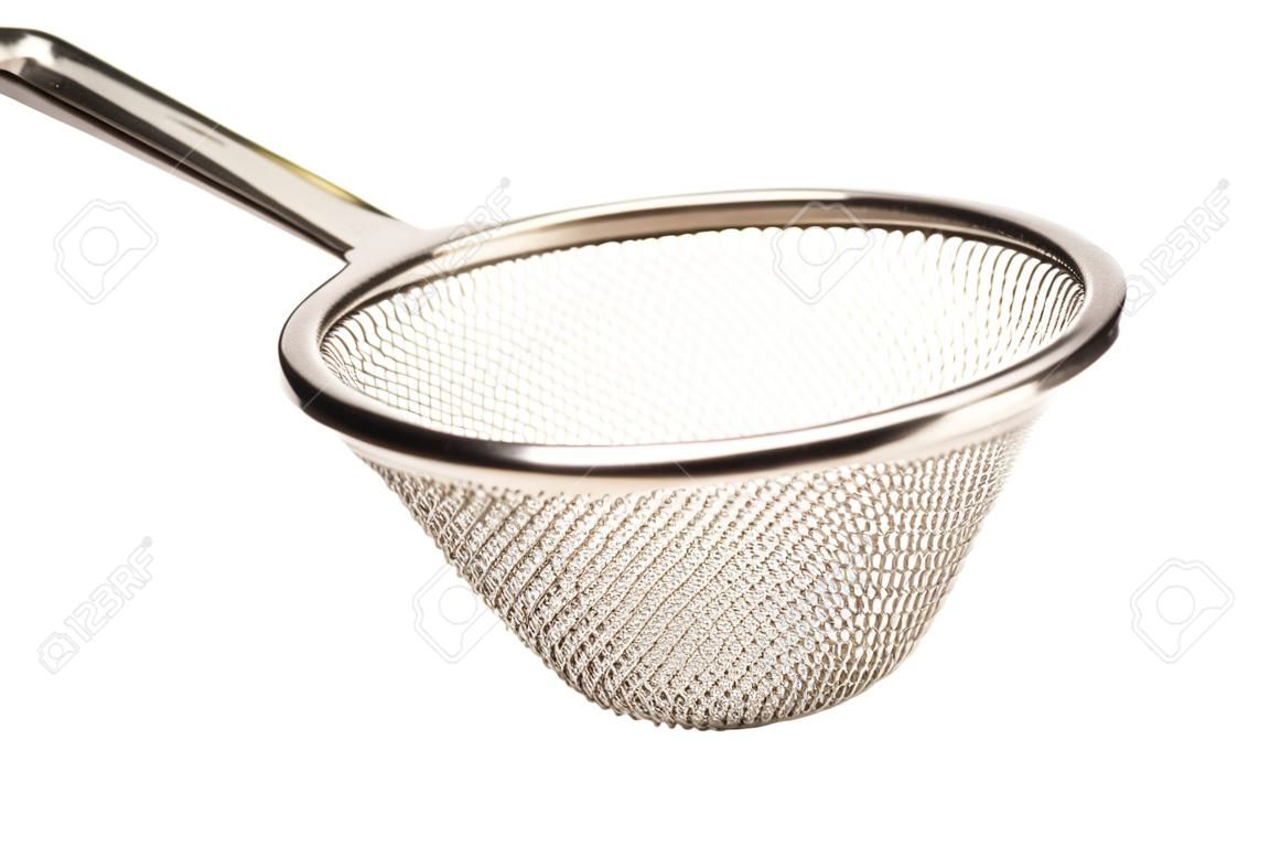 Piccolo metallico setaccio colino da tè con manico isolato su bianco. Moderna utensile da cucina per il tè o zuppa di filtrazione.