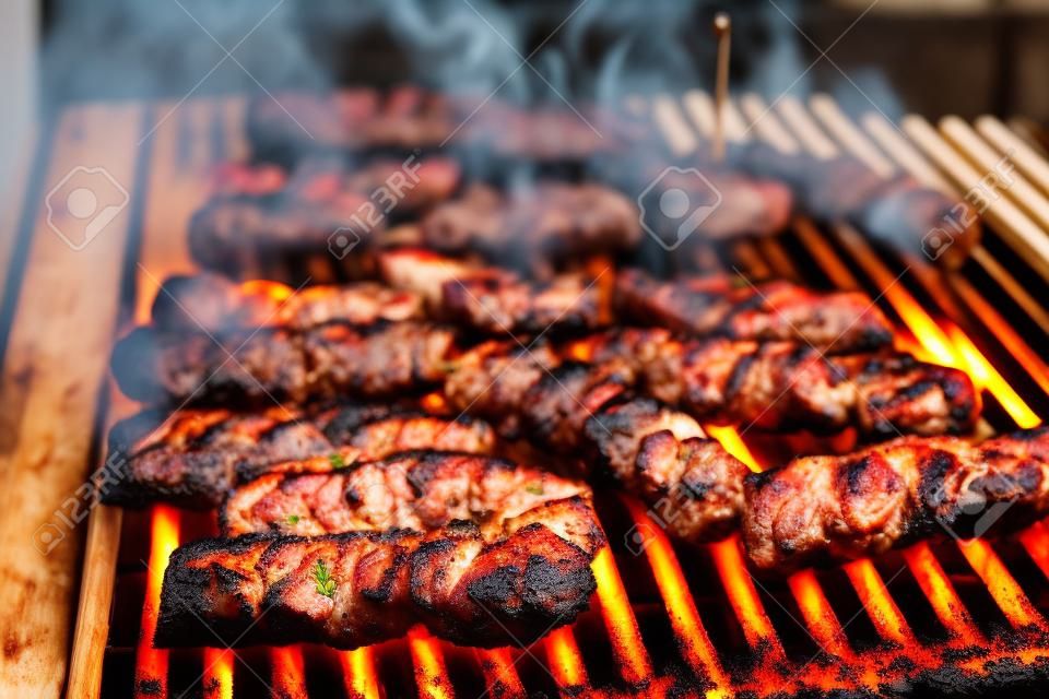 뜨거운 석탄으로 바베큐 그릴에 고기를 굽고 있습니다. 준비, 요리 세바치치, 케밥, 컨트리 소시지를 외부 벽난로에서 숯불 바베큐 바베큐로 굽습니다. 전통 터키, 보스니아, 세르비아, 크로아티아 음식