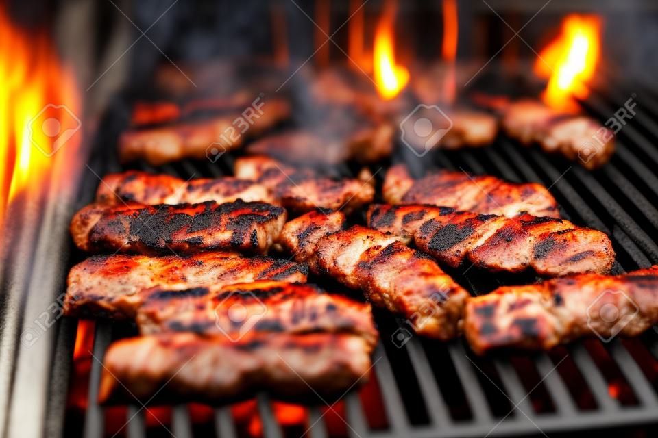 Asar carne a la parrilla con carbón caliente. Preparar, cocinar cevapcici, kebabs, salchichas campestres en barbacoa de carbón Barbacoa en la chimenea exterior. Comida tradicional turca, bosnia, serbia, croata