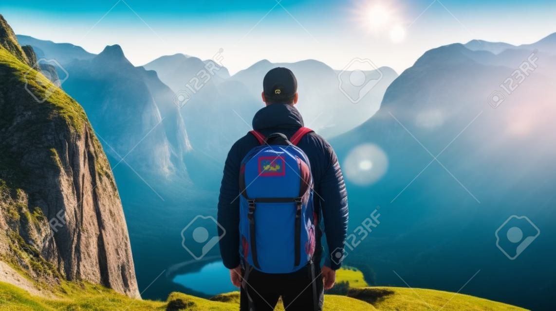 Rückansicht eines Touristen mit Rucksack auf einer wunderschönen Berglandschaft, generative KI