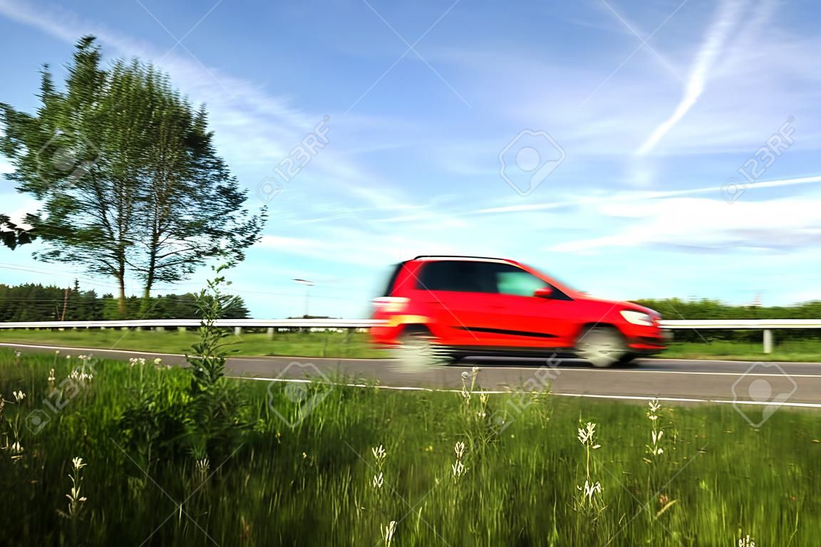 독일어 도로에 잔디입니다. 도로에서 차로 너무 빨리 주행합니다. 도로에서 너무 빠른 주행