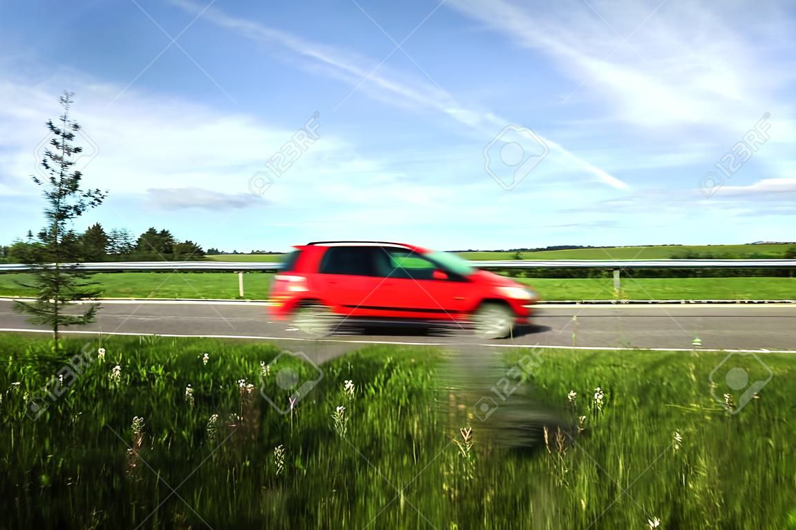 독일어 도로에 잔디입니다. 도로에서 차로 너무 빨리 주행합니다. 도로에서 너무 빠른 주행