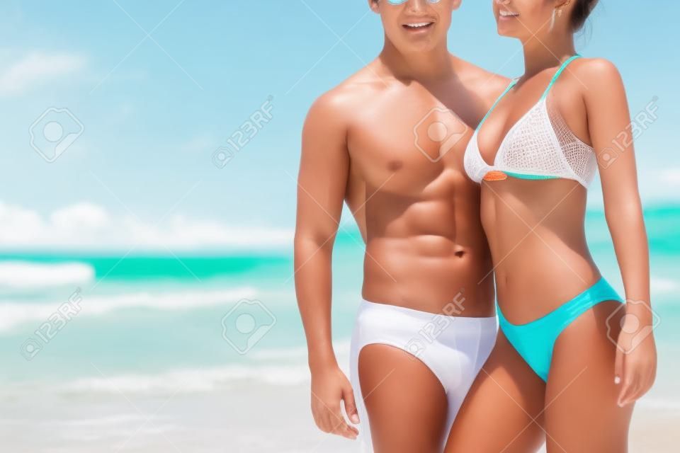 Jeune couple sportif sur Tropical Beach. Séance photo de mode.