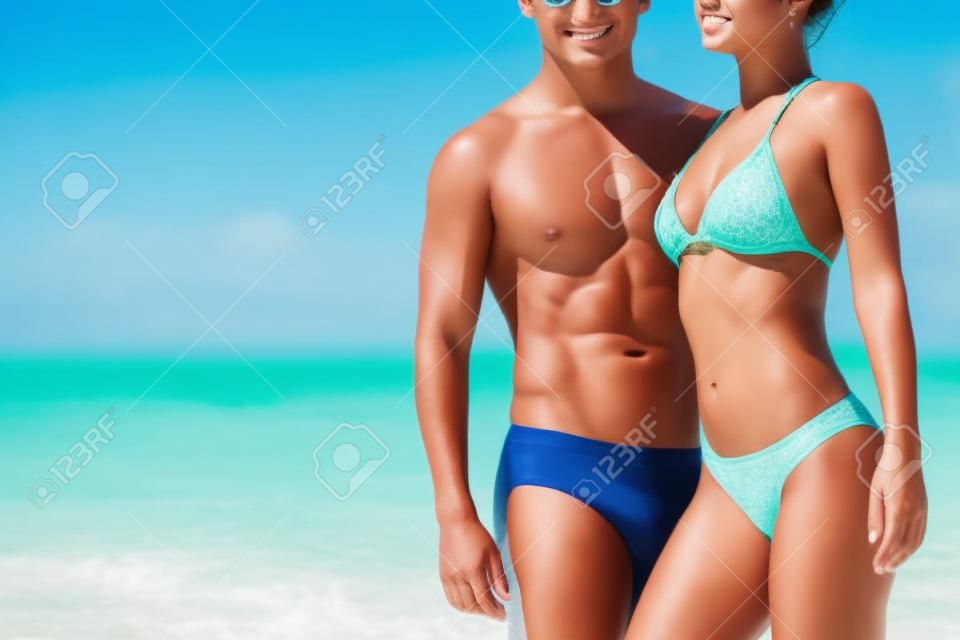 Jeune couple sportif sur Tropical Beach. Séance photo de mode.