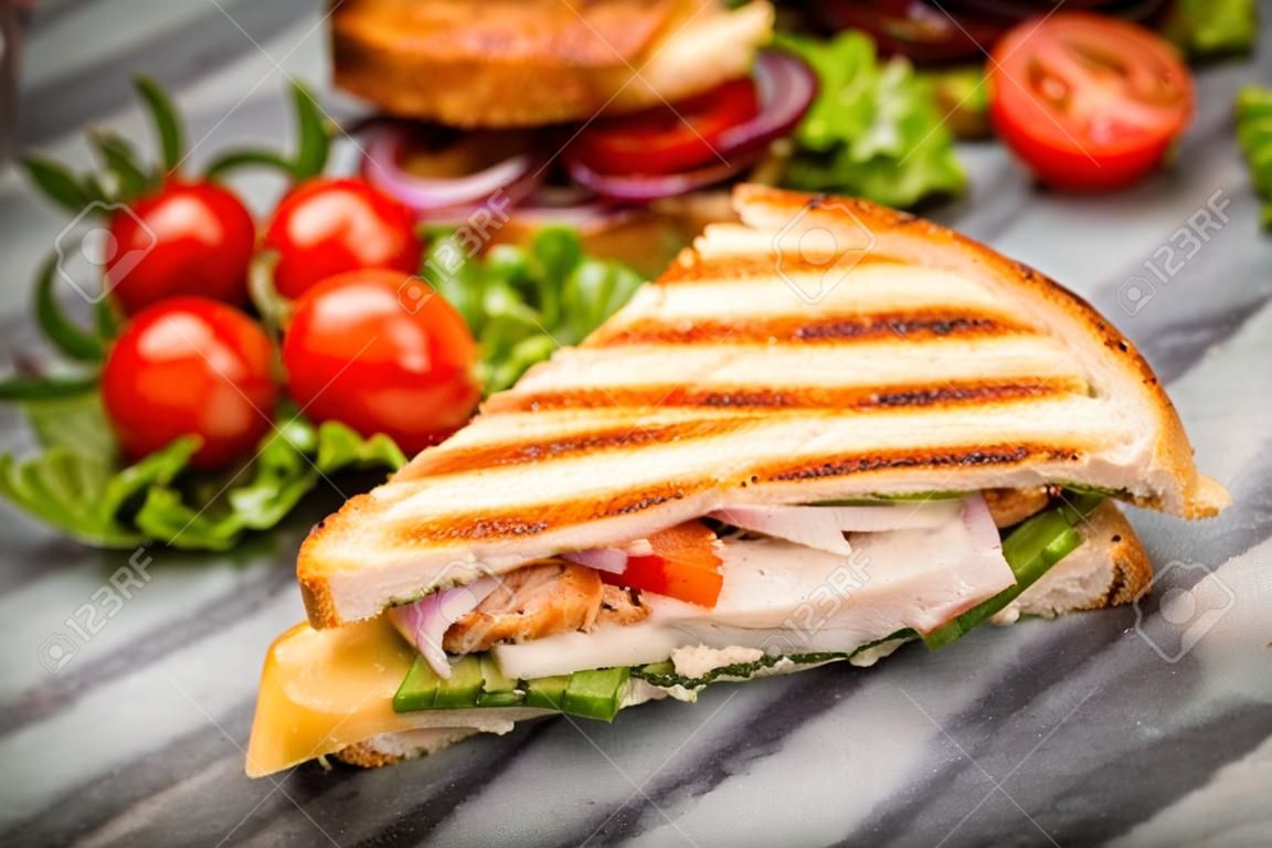 sándwich de pollo a la plancha con queso y verduras de color amarillo