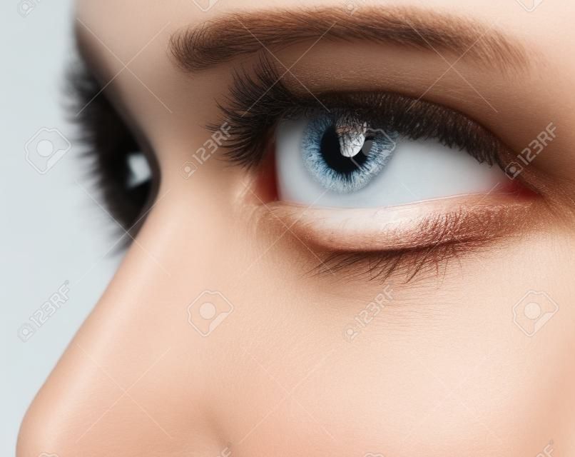 鼻整形手術後上部の目のふたうねりのクローズ アップ