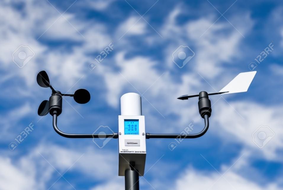 Anemómetro y veleta en el cielo azul. Medición de la velocidad y dirección del viento. El anemómetro de cazoletas de rotación se utiliza comúnmente para medir la velocidad del viento.