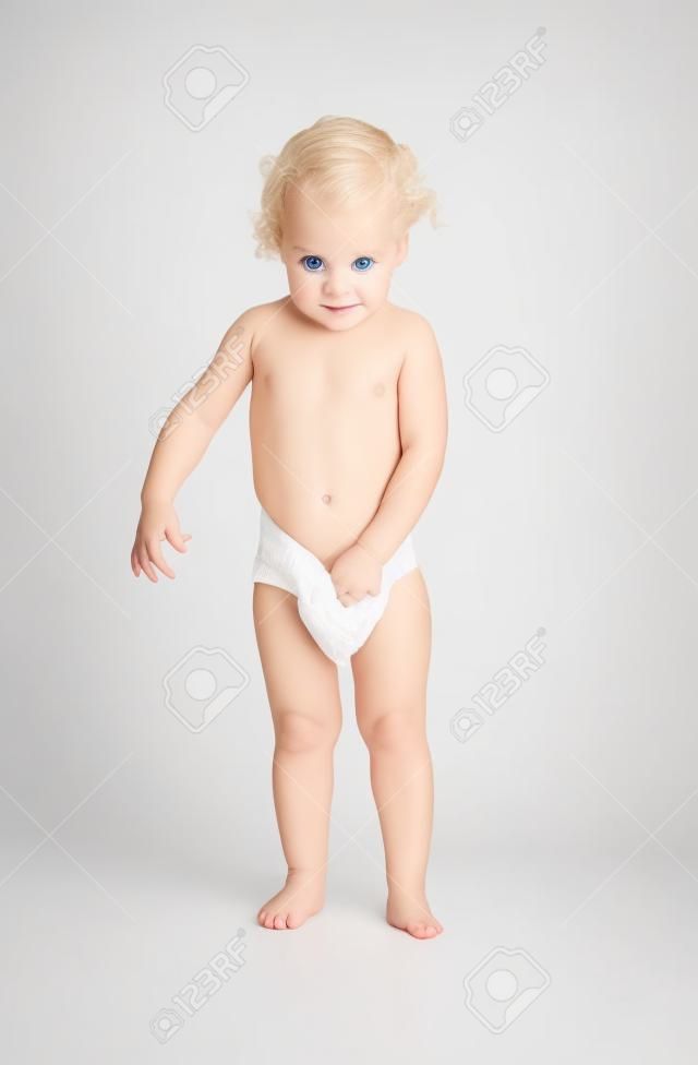 Urocza blond dziecko z dwóch latach w pieluchy na białym tle