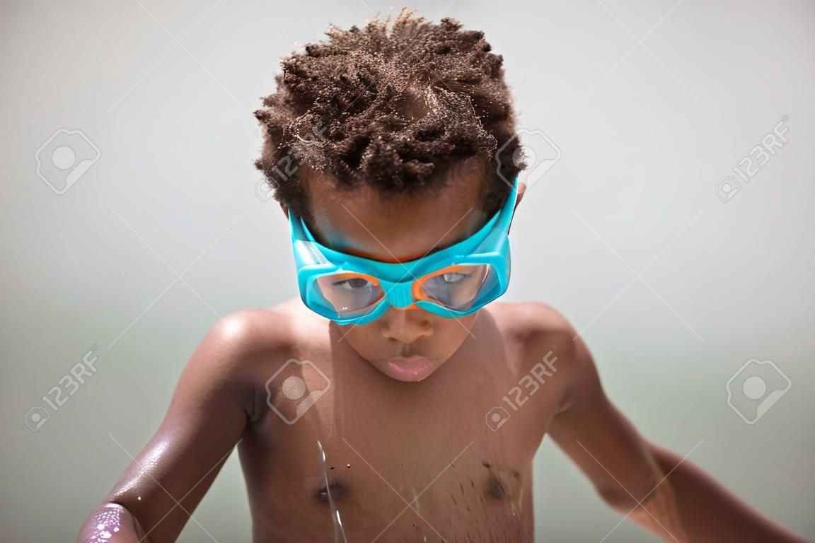 Los Niños Con Gafas De Buceo En La Piscina. Fotos, retratos