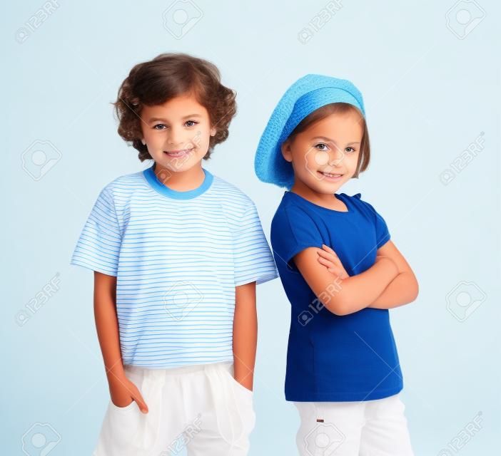 Schöne Kinder auf einem weißen Hintergrund isoliert