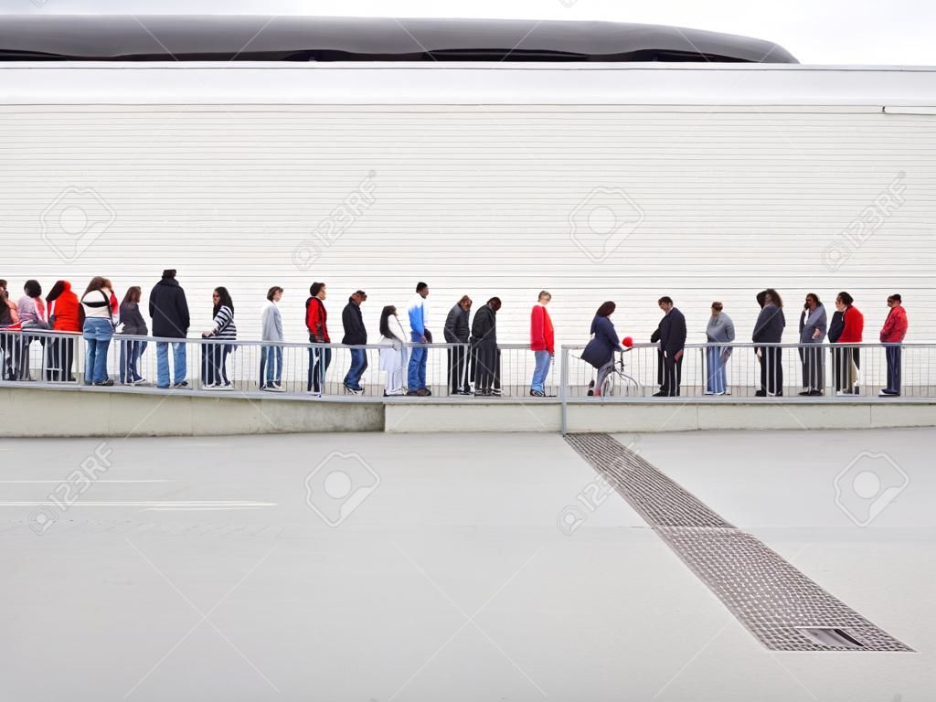 Grupo numeroso de personas esperando en línea