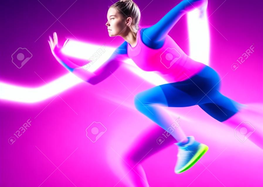 Bieganie wytrzymałościowe. lekkoatletka biegnie z dużą prędkością w różowym neonowym świetle. rozmycie w ruchu. lekkoatletyczna nowoczesna biegaczka