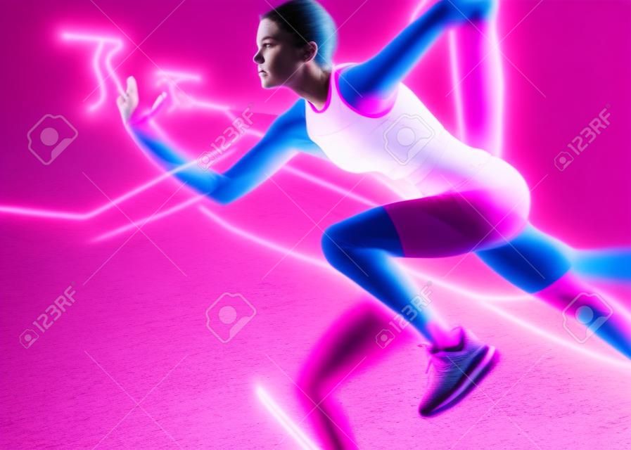 Bieganie wytrzymałościowe. lekkoatletka biegnie z dużą prędkością w różowym neonowym świetle. rozmycie w ruchu. lekkoatletyczna nowoczesna biegaczka
