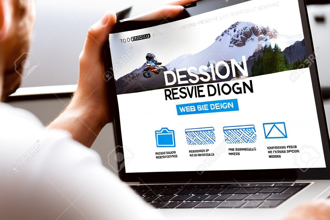Benutzer öffnet Laptop mit responsiver Webdesign-Website