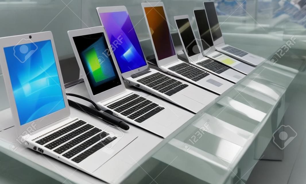 Vários tipos de computadores portáteis são apresentados para venda na janela da loja.