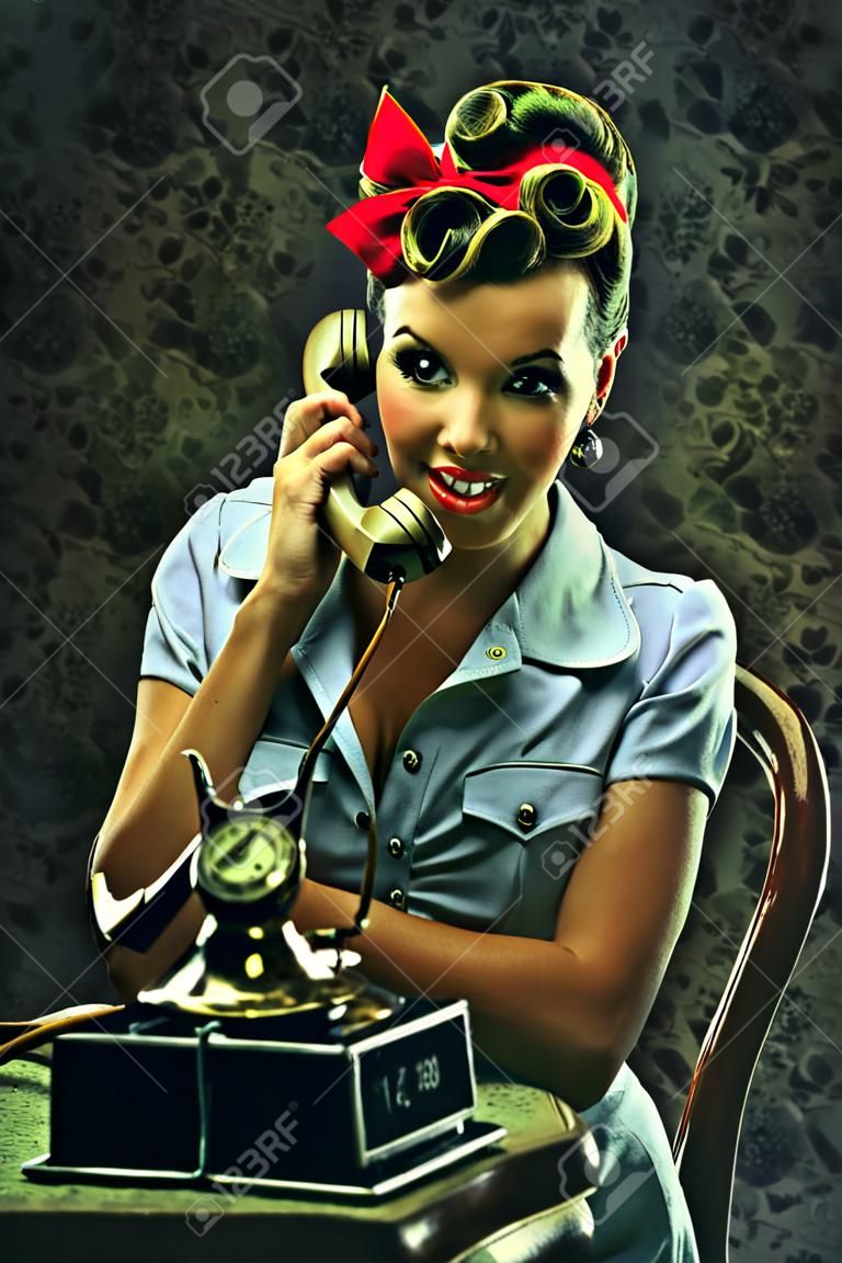 Vintage style - Donna parla al telefono con il telefono retrò