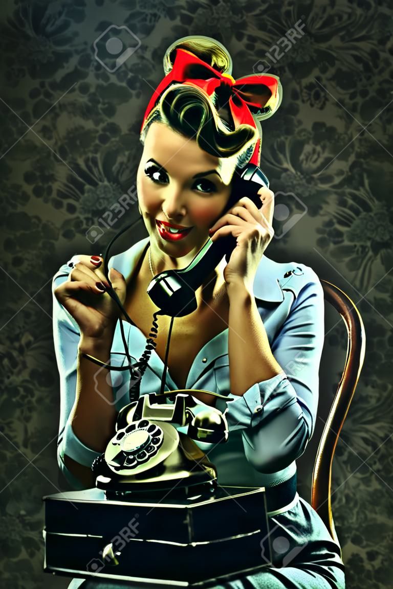 Style vintage - femme parle au téléphone avec rétro téléphone