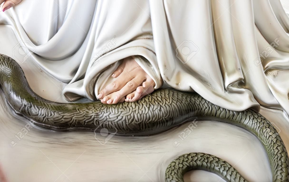 Die Jungfrau Maria Brech die Schlange der Erbsünde mit dem Fuß. Defocused Hintergrund verschwommen.
