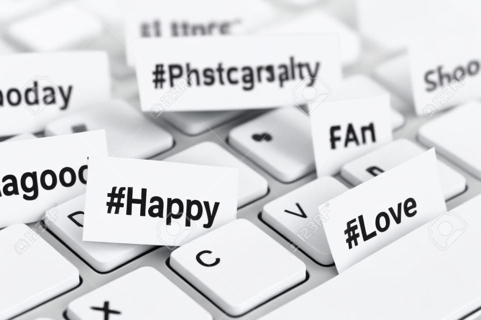 Beliebte Hashtags gedruckt auf weißem Papier in die Tastatur eingefügt.