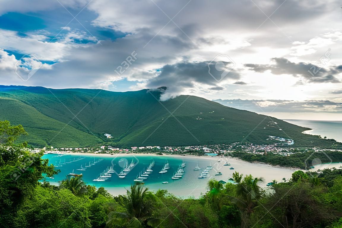 Widok z lotu ptaka na miasto i plażę wyspy karaibskiej